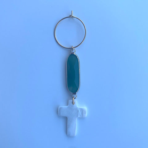 Mix-n-Match Charm Drop Earrings (cruz & perla de agua dulce)